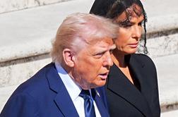 Melania Trump pritegnila pozornost na pogrebu papeža #video