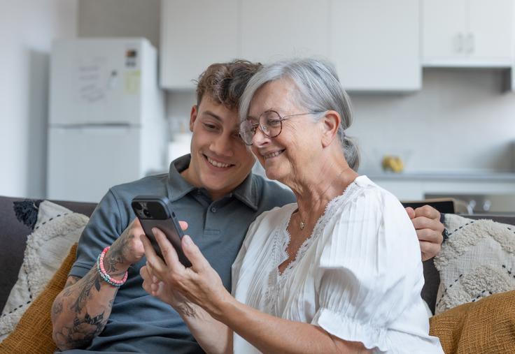 pametni telefon, starejši | Foto: Shutterstock