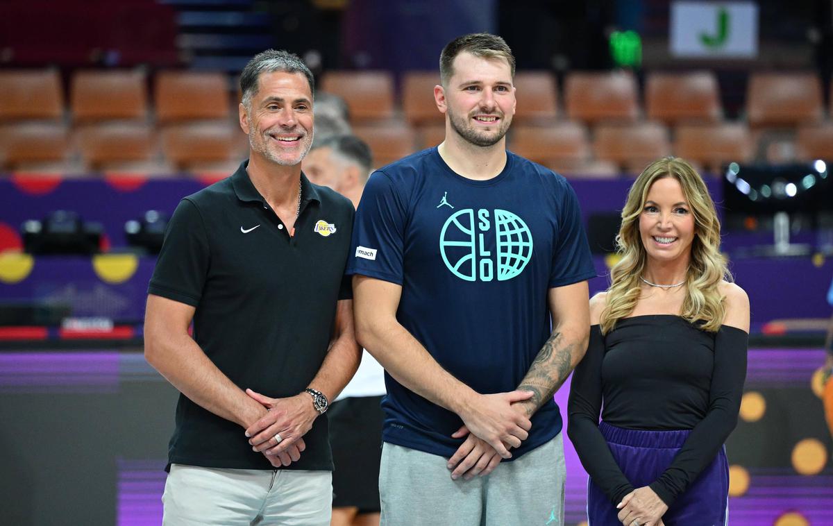 Luka Dončić, Rok Pelinka, Jeanie Buss | Rok Pelinka in Jeanie Buss sta Luko Dončića obiskala na letošnjem EuroBasketu. | Foto Guliverimage