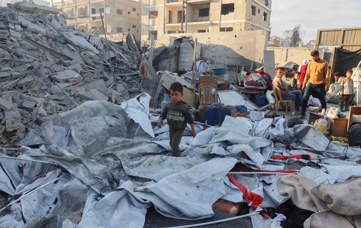 Gaza | V izraelskih zračnih napadih je bilo od torka zvečer po navedbah palestinske civilne zaščite v enklavi ubitih najmanj sto ljudi, od tega več kot 30 otrok, navaja francoska tiskovna agencija AFP. | Foto Reuters