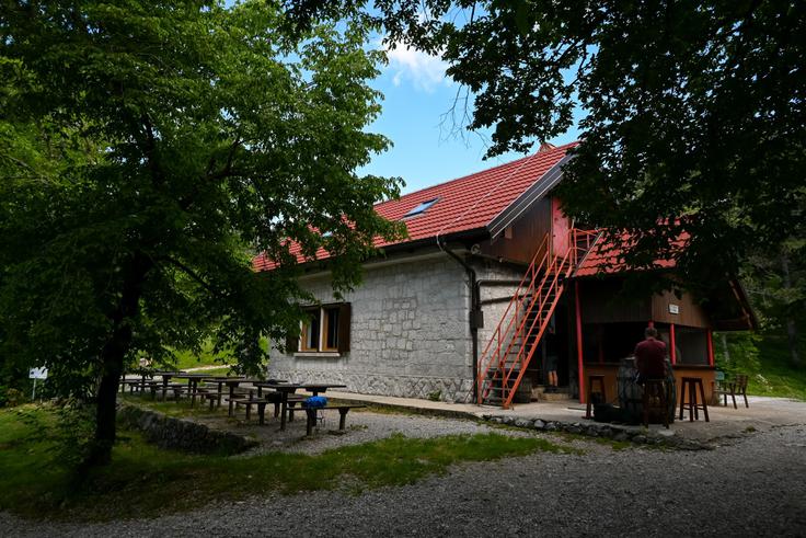 Koča na Trstelju je odprta ob koncih tedna vse leto. | Foto: Matej Podgoršek