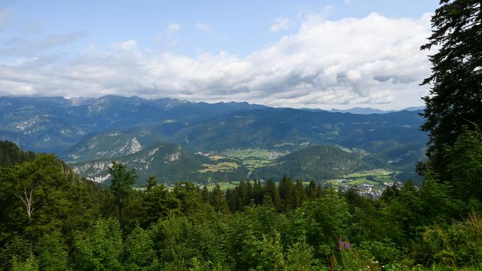 Pogled s terase pred kočo na Bohinj in proti Pokljuki, Triglav in Rjavina sta v oblakih. | Foto: Matej Podgoršek