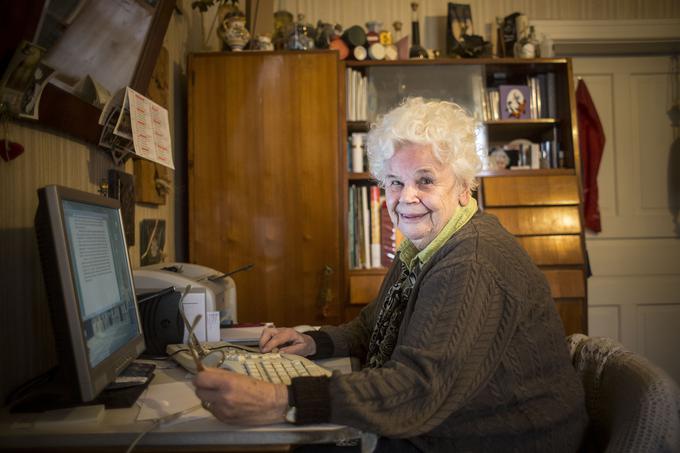 Gospa Berta se je priučila tudi računalniških veščin. Danes bi brez računalnika težko shajala, pravi. | Foto: Matej Leskovšek