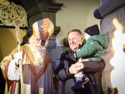 Miklavž se je v mesto spustil s tirno vzpenjačo in pozdravil obiskovalce #foto