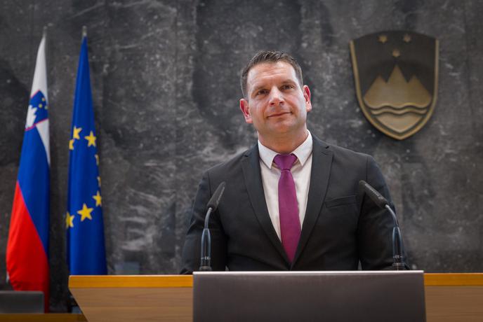 Resni.ca s predlogom zakonske prepovedi izobešanja zastav brez pravne podlage na pročelja uradnih institucij #video