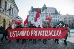 Nasprotniki privatizacije na ulici, zagovorniki na okrogli mizi (foto in video)