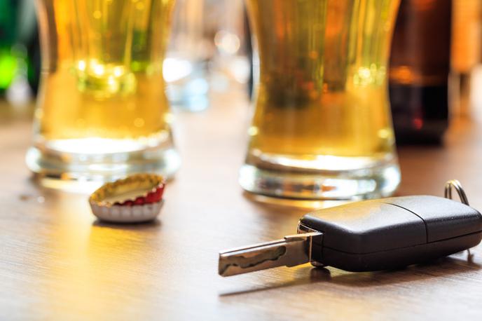 alkohol promet vožnja | Kranjski policisti so prejeli prijavo o pijanem vozniku, ki je, preden je sedel v avto, zaradi močne alkoholiziranosti pred avtomobilom dvakrat padel po tleh.