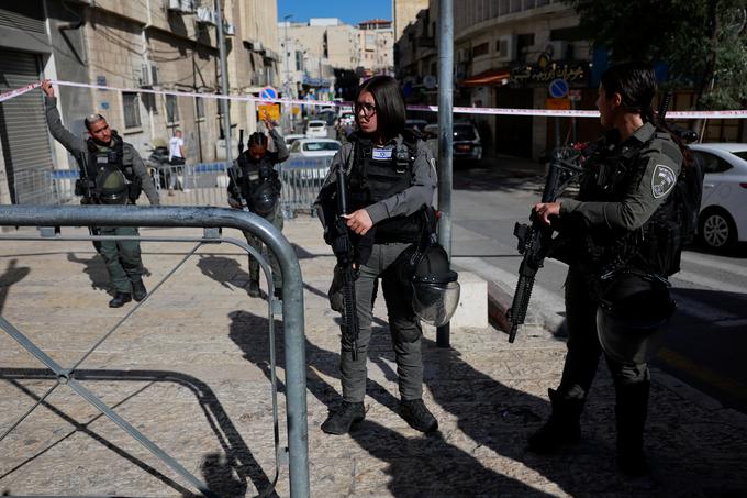 Policija je napadalca, ki ga je identificirala kot najstnika iz soseske Isavija v vzhodnem Jeruzalemu, ustrelila. | Foto: Reuters