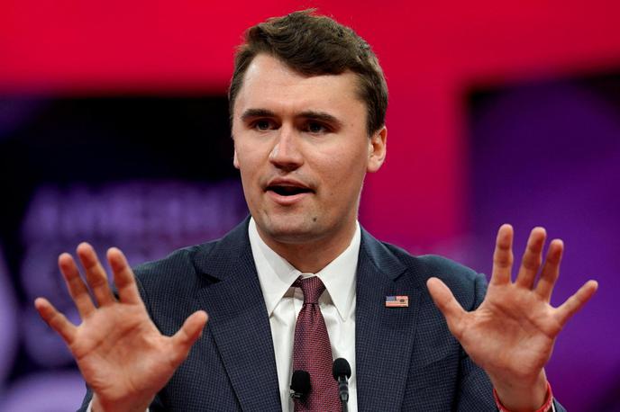 Charlie Kirk | Je postal Charlie Kirk tarča atentatorja, ker je v preteklosti kritiziral transspolne in istospolno usmerjene osebe? | Foto Reuters