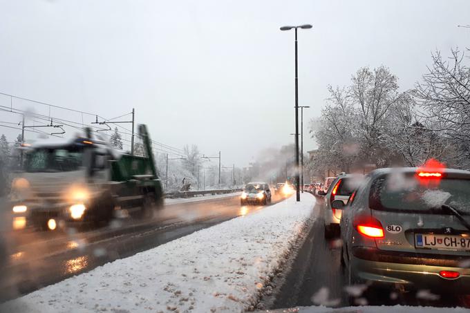 Sneg je presenetil številne voznike, ki so se zjutraj na pot podali z letnimi pnevmatikami. | Foto: Ana Kovač