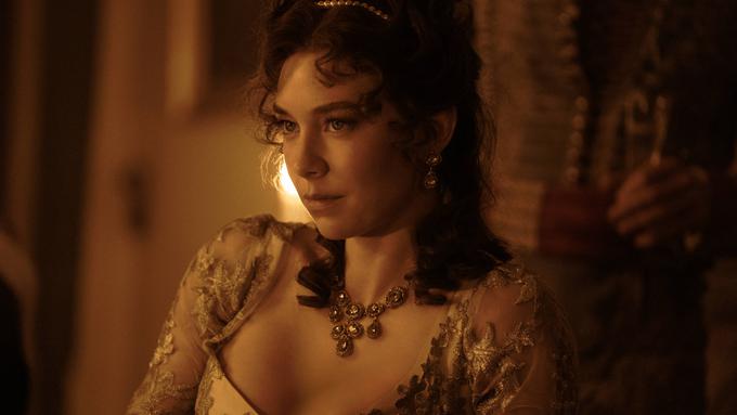 Vanessa Kirby je osupljiva kot Joséphine, a je njen lik preveč v ozadju. | Foto: Con Film