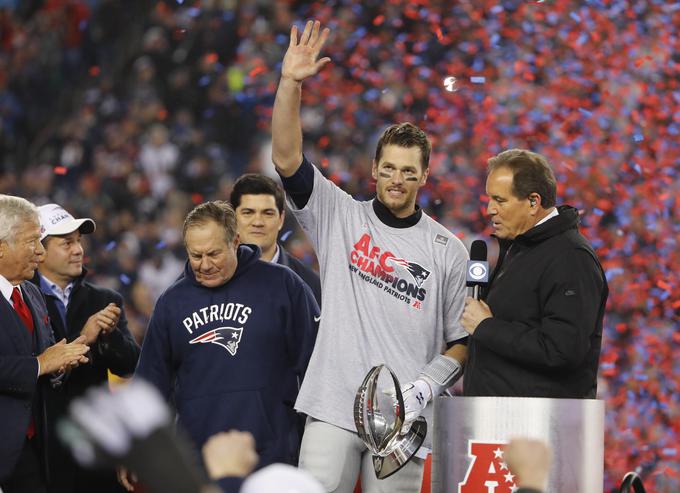 Podajalec New Englanda Tom Brady se lahko prihodnji mesec vpiše v zgodovino. New England bo v finalu lige NFL zaigral že devetič. | Foto: Reuters