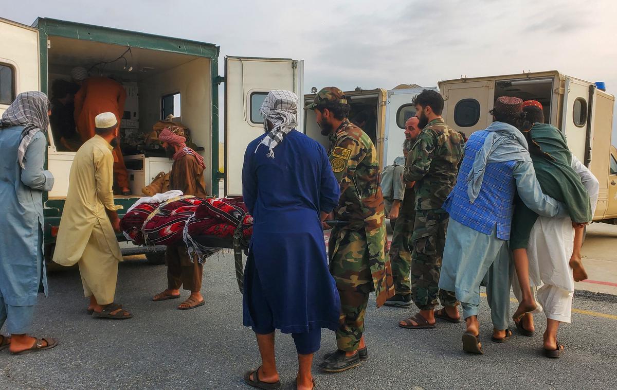 Afganistan potres |  Prebivalci vlečejo trupla izpod ruševin. | Foto Reuters