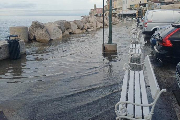 V Piranu opozarjajo na dodatno povišanje gladine morja