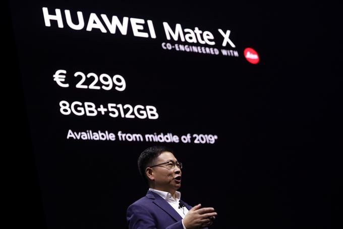 Cena velja za model Mate X z osmimi gigabajti delovnega pomnilnika in 512 gigabajti prostora za shranjevanje podatkov. Drugih modelov Huawei za zdaj še ni napovedal.  | Foto: Reuters