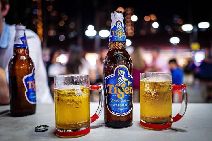 Singapurski Tiger, najbolj znano domače pivo, je na večernih izletih v mesto na voljo za deset evrov. | Foto: Guliverimage