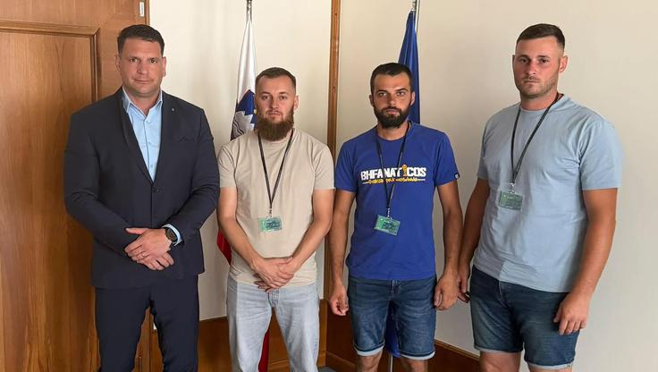 Trije delavci podjetja Progros so prišli k Stevanoviću po ponujeni denar.  | Foto: Facebook/Zoran Stevanović