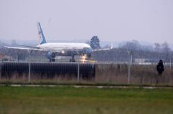 V Zagrebu zasilno pristalo letalo s sto potniki