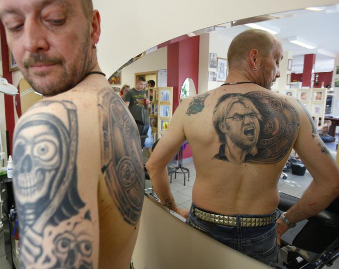 Predvsem med navijači Borussie Dortmund je zelo priljubljen. Nekateri so si ga kar tetovirali na svoje telo. | Foto: Reuters