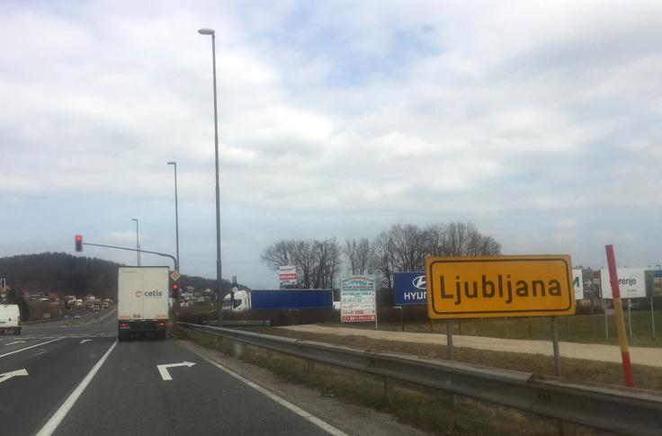 V križišču z Brnčičevo cesto spet začetek naselja in omejitev 50 kilometrov na uro.  | Foto: Gregor Pavšič