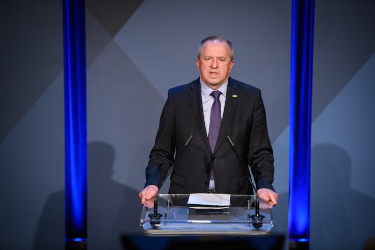 Med konkretnimi predlogi je gospodarski minister Zdravko Počivalšek izpostavil podaljšanje ukrepa državnega sofinanciranja čakanja na delo za turistično panogo, in sicer za štiri mesece ali celo do konca leta. | Foto: STA ,