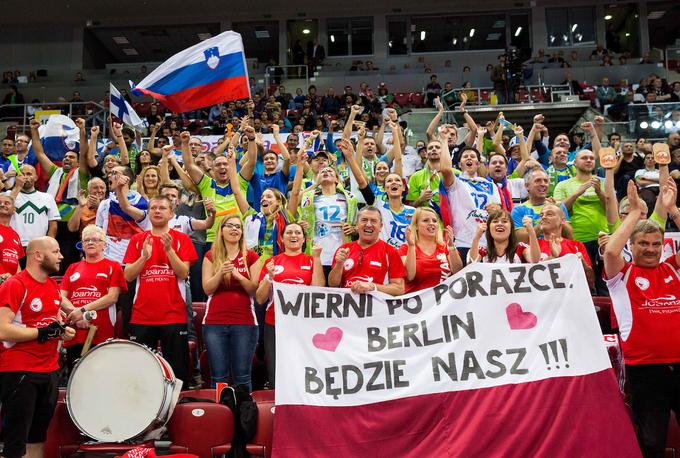 Slovenski navijači so se v lastni režiji odpravili v skoraj 1000 kilometrov oddaljeno Sofijo. Proti Italiji so združili moči s poljskimi navijači, ki so kljub izpadu svojih ljubljencev ostali v Bolgariji. | Foto: Vid Ponikvar