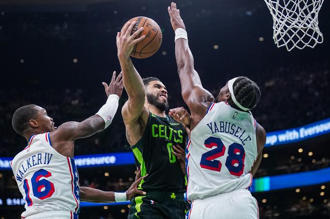 Jayson Tatum je bo zmagi Bostona dosegel 35 točk. | Foto: Reuters