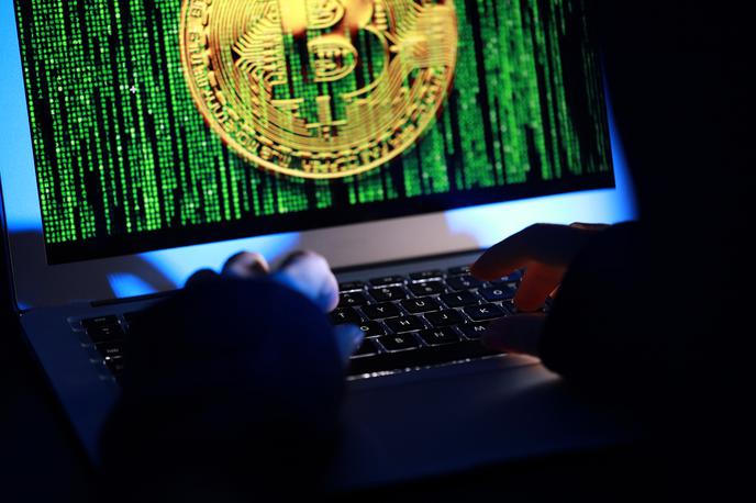 Bitcoin, heker | Kraje kriptovalut, kot je bitcoin, se iz virtualnega vse pogosteje selijo v resnični svet. Vse več je namreč primerov napadov na lastnike kriptovalut, ki jih napadalci z uporabo fizične sile ali celo ugrabitvijo poskušajo prisiliti, da svoje digitalno imetje prenesejo v njihove kriptodenarnice. | Foto Shutterstock