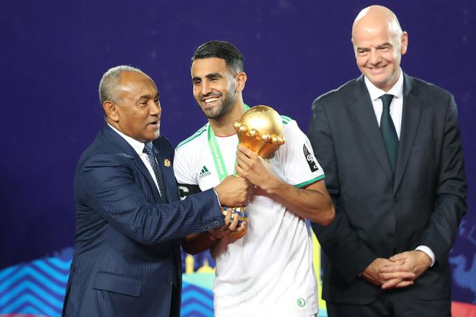 Ahmed Ahmed Fifa | Ahmad Ahmad (levo) je tako lani predal pokal alžirskemu asu Riyadu Mahrezu za osvojen naslov afriških prvakov. | Foto Reuters