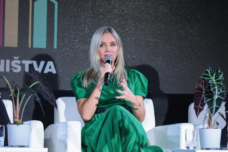 "Zdi se mi, da je v Sloveniji neka klima, kjer smo vsi blazno nastrojeni drug do drugega," je dejala igralka. | Foto: SBC - Klub slovenskih podjetnikov