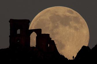 Kitajska sonda uspešno pristala na temni strani Lune