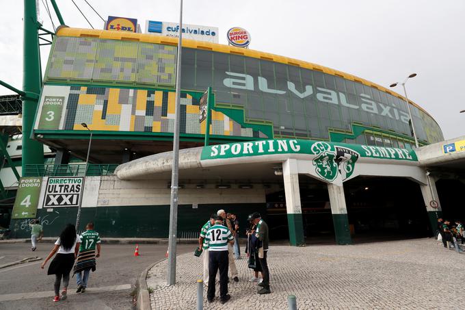 Zadnje leto je bilo za navijače, ki obiskujejo štadion Joseja Alvaladeja v Lizboni, zelo burno. | Foto: Reuters