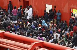 V nedeljski nesreči plovila blizu Libije naj bi umrlo 400 migrantov