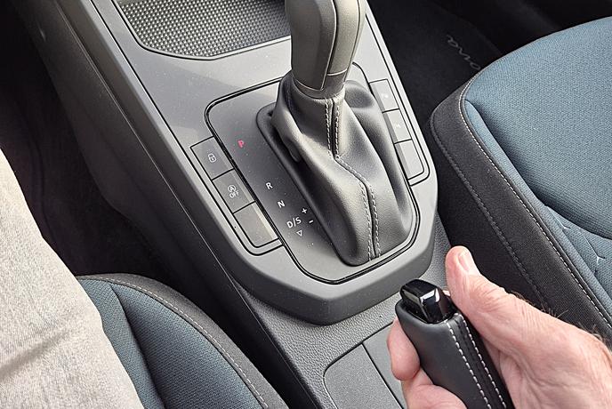 Ob navalu novosti je tu klasični avtomobil stare šole: ima celo klasično ročno zavoro