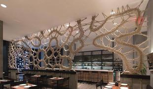 Slovenka je iz 1.200 metrov vrvi spletla čipko, ki krasi newyorško restavracijo