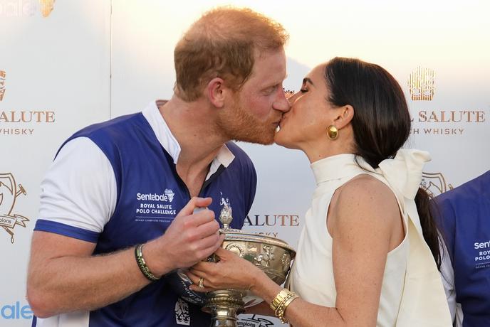 Kaj je pravi razlog, da se Harry in Meghan vračata v Veliko Britanijo?