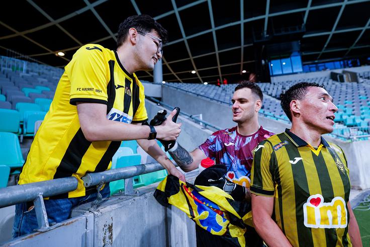 "Nogomet v Kazahstanu resda spada med bolj priljubljene športe, a se večina ljubiteljev zanima zlasti za največje evropske klube. Denimo Barcelono in Real Madrid. Naše lokalno prvenstvo z izjemo nekaj mest ni deležno velike pozornosti. V Kazahstanu ni tudi prisotne močne kulture nogometnega navijanja. Večina gledalcev na tekmah spremlja tekme na stadionu tiho in brez večjih čustev. Počutiš se kot v gledališču," nam je Inarus odgovoril na vprašanje, kakšni so sploh nogometni navijači v Kazahstanu. | Foto: Aleš Fevžer