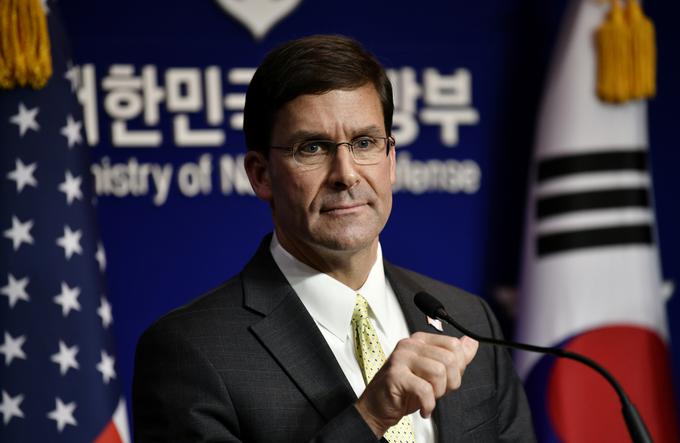 Ameriški obrambni minister Mark Esper je med današnjim obiskom v Seulu zanikal kakršnokoli zunanjo vpletenost v postopek izbire izvajalca za projekt JEDI. | Foto: Reuters