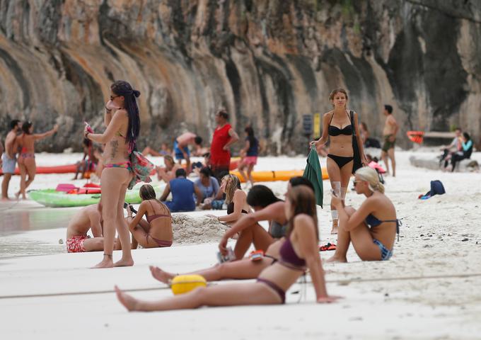 Znamenito plažo je obiskalo tudi do pet tisoč ljudi na dan. | Foto: Reuters