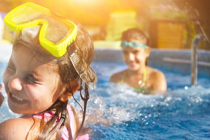 Bazeni poleg sprostitve in ohladitve v poletnem času nudijo tudi zabavo. Če imate bazen že dlje časa v mislih, je skrajni čas, da uresničite skrite želje in si ustvarite lasten raj na domačem vrtu. | Foto: Getty Images