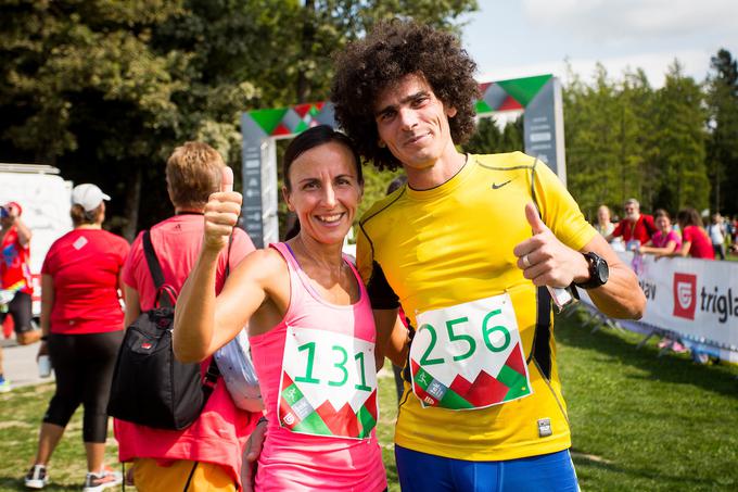 Maja je zmagovalka lanskega in letošnjega Triglav teka (21 km) na Brdu pri Kranju. Na fotografiji v družbi zmagovalca v moški konkurenci Dejana Zormana. | Foto: Žiga Zupan/Sportida
