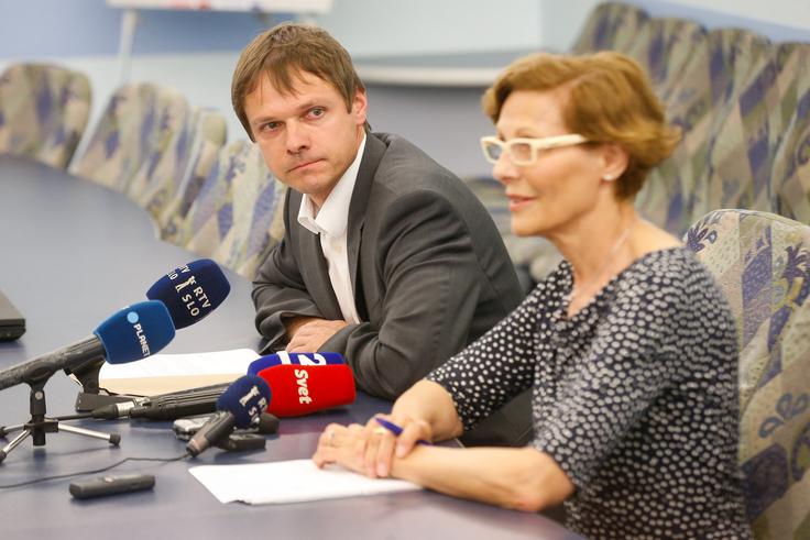Strokovni direktor UKC Andraž Kopač in strokovna direktorica Marija Pfeifer | Foto: STA ,
