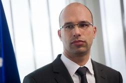 Je Praprotnik za razpis na NLB vedel pred drugimi? SDS zahteva izredno sejo