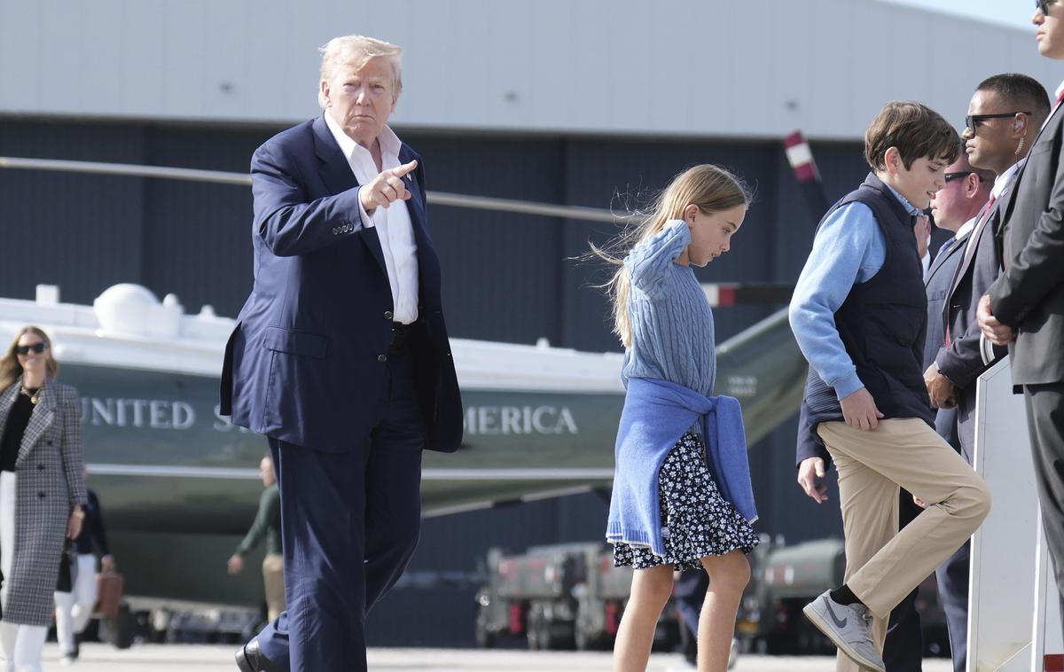Donald Trump | Donald Trump je v pogovoru z novinarji na krovu predsedniškega letala na poti s Škotske potrdil skrajšanje prvotnega roka, ki bi se sicer iztekel 2. septembra. | Foto Guliverimage