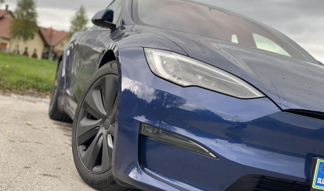 Tesla model S - poslovna “raketa” za avtoceste s skoraj 600 kilometri dosega