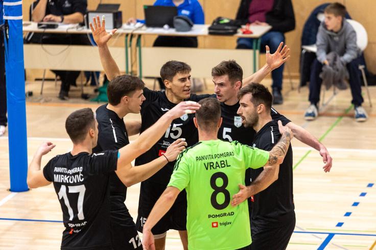 Odbojkarji Panvita Pomgrad so s 3:0 premagali Krko in jo prehiteli na lestvici. | Foto: Simon Vesel/MOK Krka
