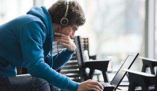 Čedalje večje tveganje za težave s sluhom med mladimi