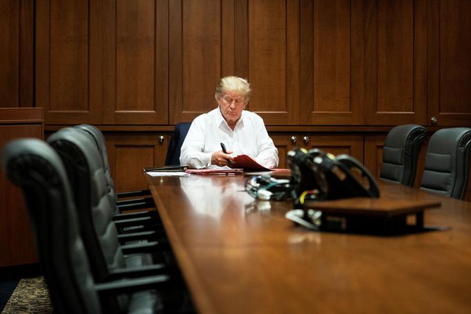 Za delo so mu prepustili tudi konferenčno sobo bolnišnice Walter Reed. | Foto: Reuters