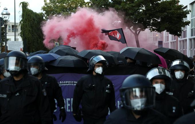 Največji evropski protest proti ukrepom zaradi epidemije bolezni covid-19 je potekal prejšnjo soboto v Berlinu. | Foto: Reuters