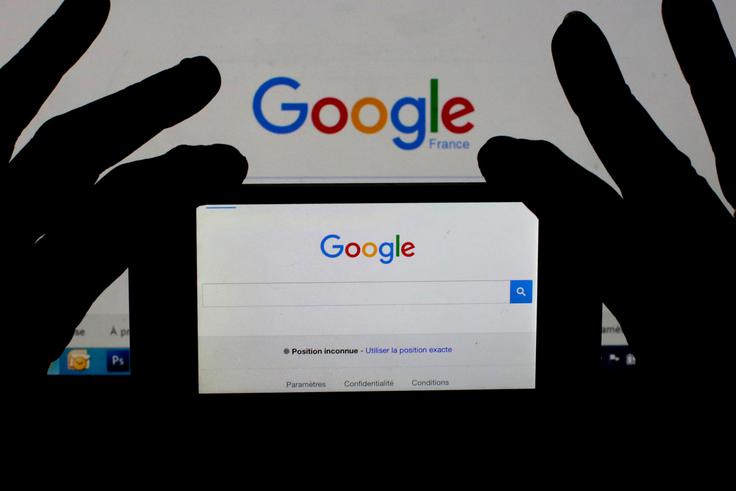 Čeprav je do predstavitve obeh telefonov Google Pixel še skoraj teden dni (4. oktober), se je tehnološki medij VentureBeat že dokopal do uradnih informacij, ki izid naprav potrjujejo. Klik na fotografijo za ogled vira.  | Foto: Reuters